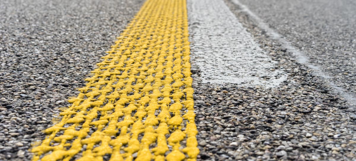Foto von Asphalt. Die ursprüngliche weiße Straßenmarkierung übermalt mit gelb. | Motiv ©ThomBal - stock.adobe.com | © stock.adobe.com, Juni 2026