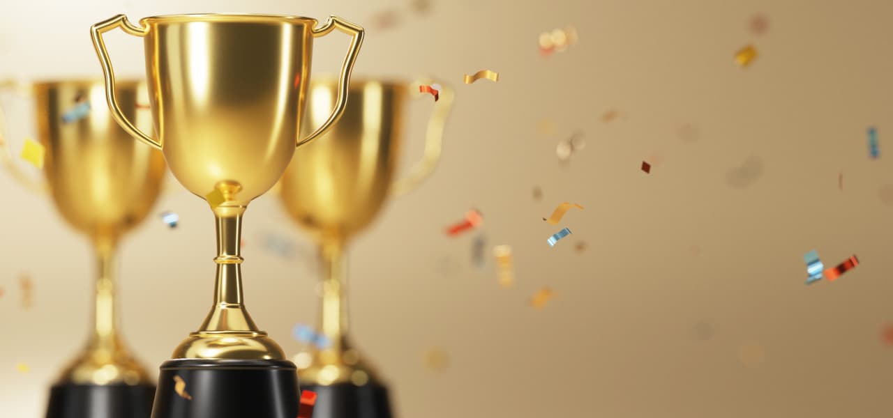 Goldener Pokal mit Konfettiregen auf goldenem Hintergrund | Motiv ©ATKWORK888 - stock.adobe.com | © stock.adobe.com, April 2022