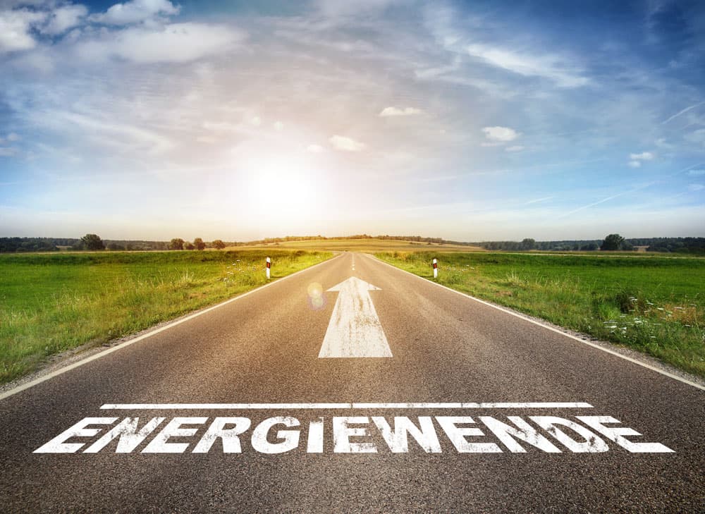 Weißer Pfeil auf einer geraden Asphaltstraße am Tag. | Motiv © Coloures-pic - Fotolia.com | © Fotolia.com, September 2015