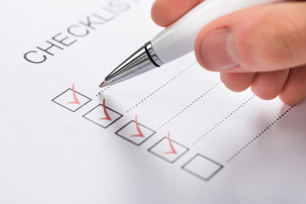 Eine Hand hält einen Kugelschreiber und hackt eine Checkliste ab | Motiv ©Andrey Popov - Fotolia.com | © Fotolia.com, Oktober 2015