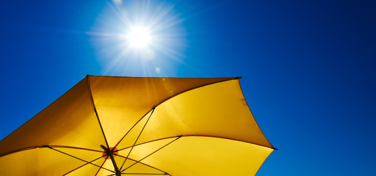 Gelber Regenschirm vor blauem Himmel und Sonnenschein | Motiv © grafxart - stock.adobe.com | © stock.adobe.com, Oktober 2021