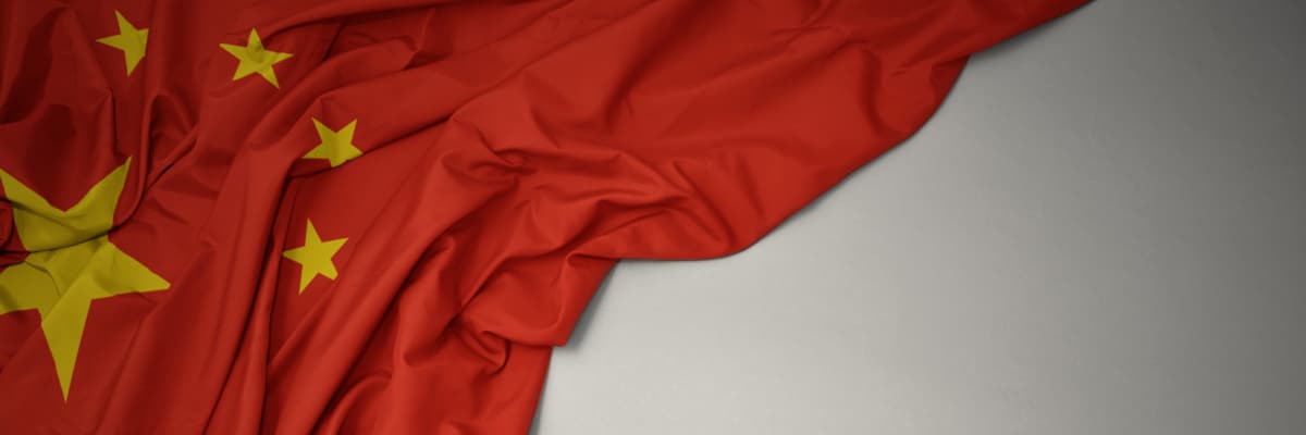 Chinesiche Flagge mit Stofffalten | Motiv ©luzitanija - stock.adobe.com | © stock.adobe.com, Januar 2021