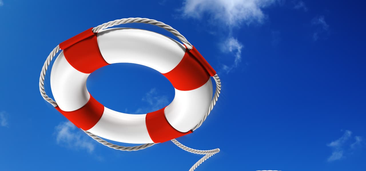 Rot-Weißer Rettungsring mit Seil der in die Luft geworfen wurde. Im Hintergrund blauer Himmel und leichte Wolken | Motiv ©Romolo Tavani  - stock.adobe.com | © stock.adobe.com, Juli 2021