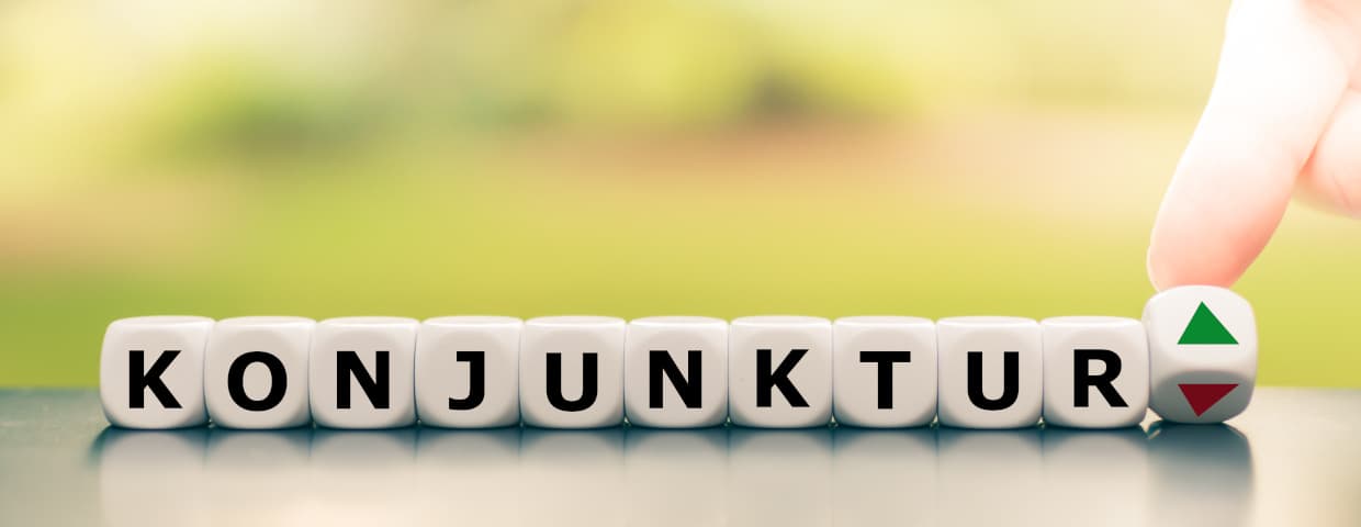 Das Wort "Konjunktur" auf Würfel geschrieben vor grünem Hintergrund. | Motiv ©Fokussiert - stock.adobe.com | © stock.adobe.com, Mai 2023