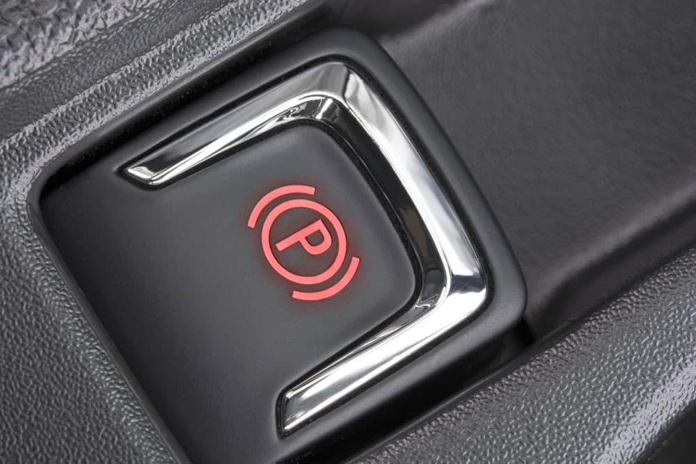Bremse | Motiv © B. Wylezich - Fotolia.com | © Fotolia.com, August 2014 Elektronische Parkbremse mit rotem „P“-Symbol im Auto | Motiv © B. Wylezich - Fotolia.com | © Fotolia.com, August 2014