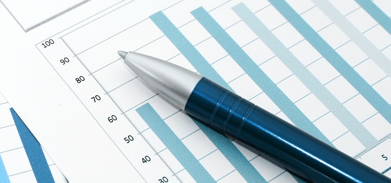 Statistik | Motiv ©stockpics - stock.adobe.com | © stock.adobe.com, Oktober 2021 Blauer Kugelschreiber liegt auf einem hellblauem Balkendiagramm | Motiv ©stockpics - stock.adobe.com | © stock.adobe.com, Oktober 2021