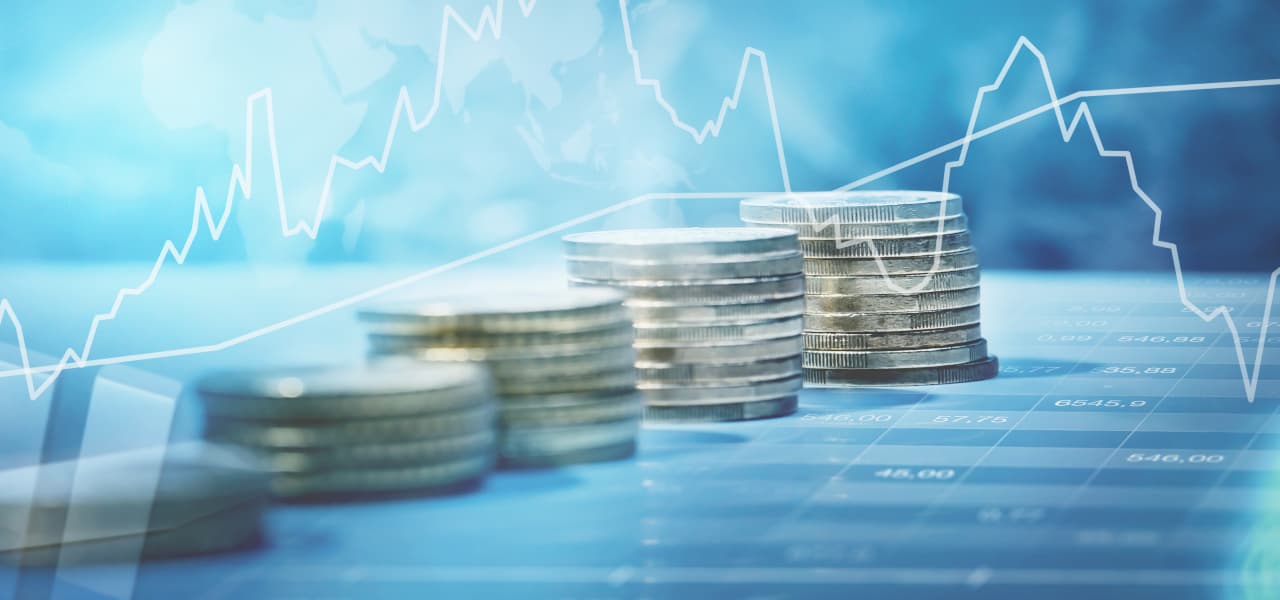 finanzen | Motiv ©m.mphoto - stock.adobe.com | © stock.adobe.com, Juni 2021 Münzstapel auf blauem Hintergrund und Diagrammlinien | Motiv ©m.mphoto - stock.adobe.com | © stock.adobe.com, Juni 2021