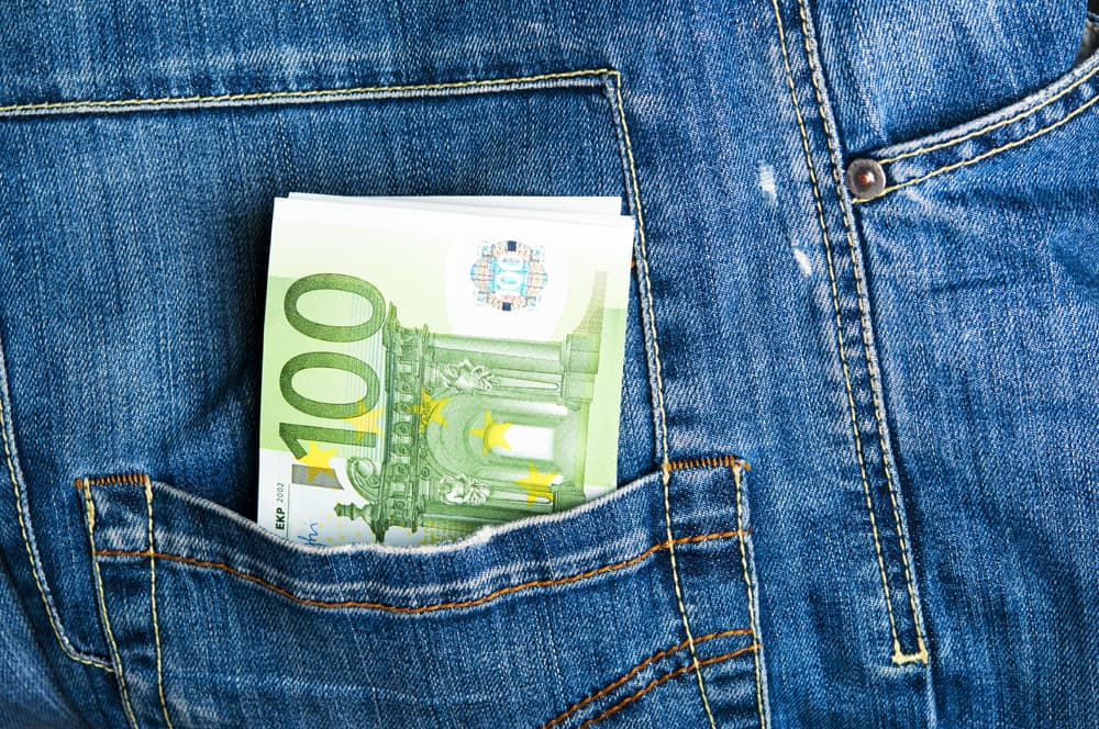 f Geld 1 neu (jpg) | Motiv © unclepodger - Fotolia.com | © fotolia.com, Februar 2014 100-Euro-Schein in der Gesäßtasche einer Jeans | Motiv © unclepodger - Fotolia.com | © fotolia.com, Februar 2014