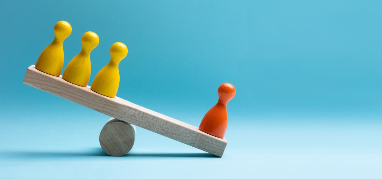 A Waage neu (jpg) | Motiv ©Andrey Popov-stock.adobe.com | © Fotolia.com, April 2026 Rote und gelbe Spielfiguren balancieren auf einer hölzernen Wippe | Motiv ©Andrey Popov-stock.adobe.com | © Fotolia.com, April 2026