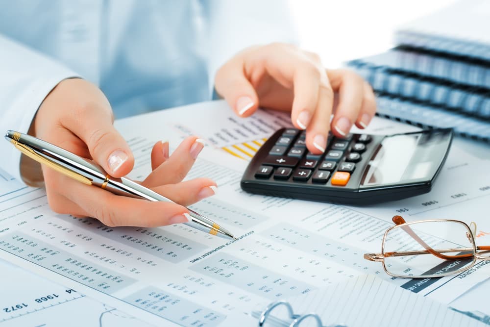 taschenrechner | Motiv ©vizafoto - Fotolia.com | © Fotolia.com, Oktober 2014 Hände einer Frau mit Stift und Taschenrechner. | Motiv ©vizafoto - Fotolia.com | © Fotolia.com, Oktober 2014