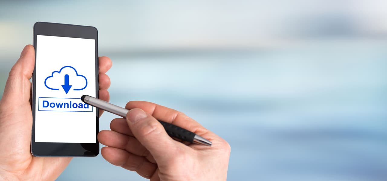 A Header Download 1 (jpg) | Motiv ©thodonal - stock.adobe.com | © stock.adobe.com, Dezember 2020 Mann hält ein Handy in der Hand. Auf dem Handy ist ein Download-Symbol zu sehen. | Motiv ©thodonal - stock.adobe.com | © stock.adobe.com, Dezember 2020