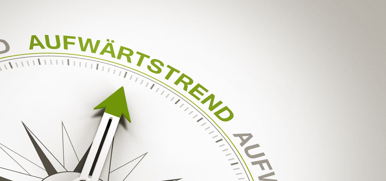 Aufwärts | Motiv ©Coloures-Pic - stock.adobe.com | © stock.adobe.com, März 2021 Kompass mit grünem Pfeil zeigt auf das Wort "Aufwärtstrend" | Motiv ©Coloures-Pic - stock.adobe.com | © stock.adobe.com, März 2021