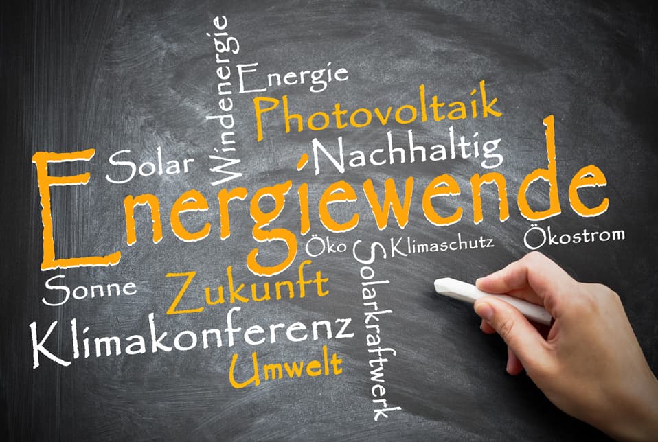 F Energiewende 3 neu (jpg) | Motiv © Marco2811 - Fotolia.com | © Fotolia.com, September 2015 Kreidetafel mit Begriffen zur Energiewende in weiß und orange | Motiv © Marco2811 - Fotolia.com | © Fotolia.com, September 2015