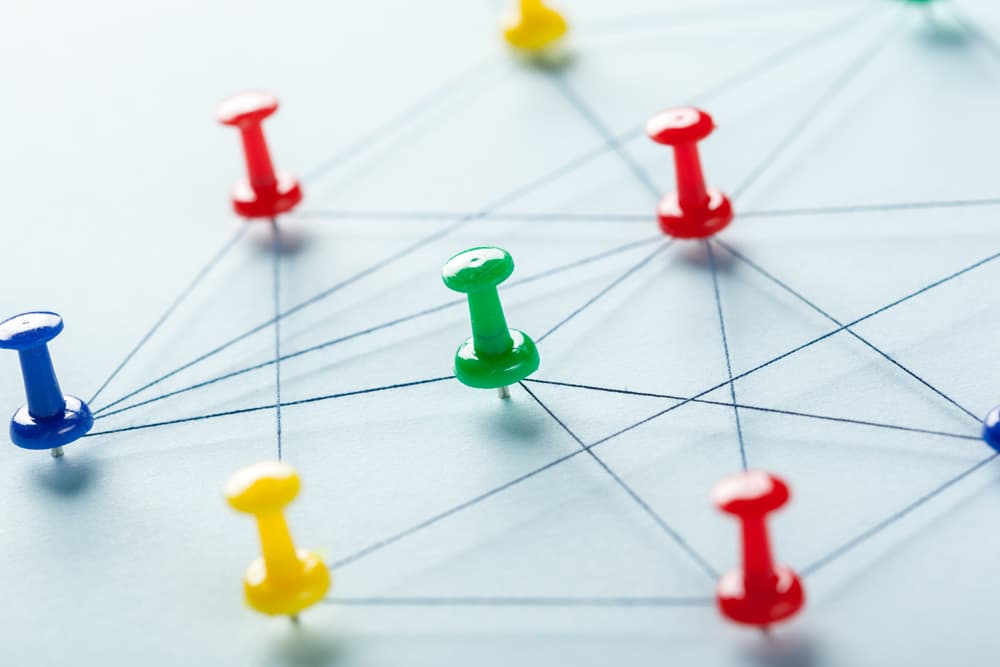F Netzwerk 2 neu (jpg) | Motiv ©fotofabrika - Fotolia.com | © Fotolia.com, Juli 2017 Symbolisches Netzwerk aus bunten Pinnnadeln und Fäden | Motiv ©fotofabrika - Fotolia.com | © Fotolia.com, Juli 2017