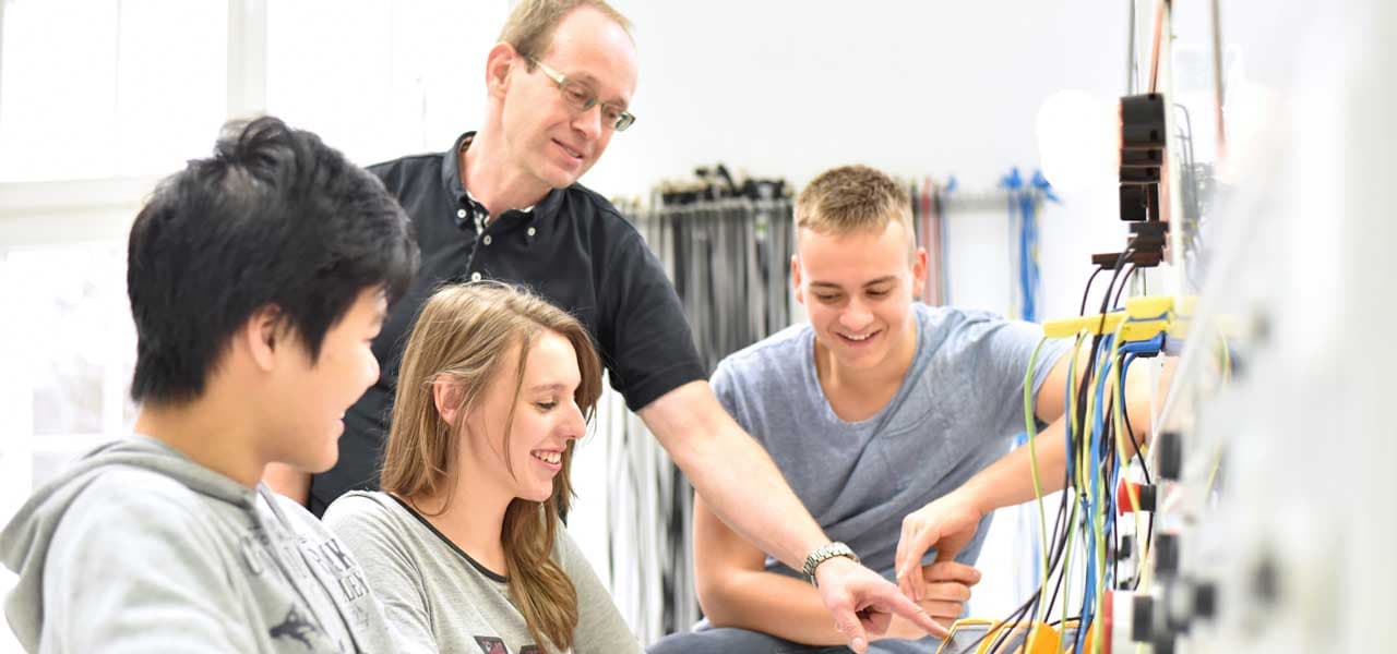 A Brückenseite Ausbildung (jpg) | Motiv ©industrieblick - https://stock.adobe.com | © https://stock.adobe.com, August 2020 A Brückenseite Ausbildung (jpg) | Motiv ©industrieblick - https://stock.adobe.com | © https://stock.adobe.com, August 2020