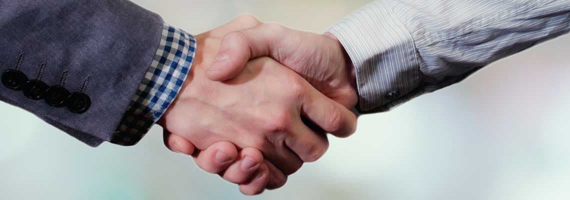 A Handschlag 1 (jpg) | Motiv ©jonasginter - stock.adobe.com | © stock.adobe.com, September 2020 Ausschnitt von einem Händeschütteln von zwei Männern im Anzug | Motiv ©jonasginter - stock.adobe.com | © stock.adobe.com, September 2020