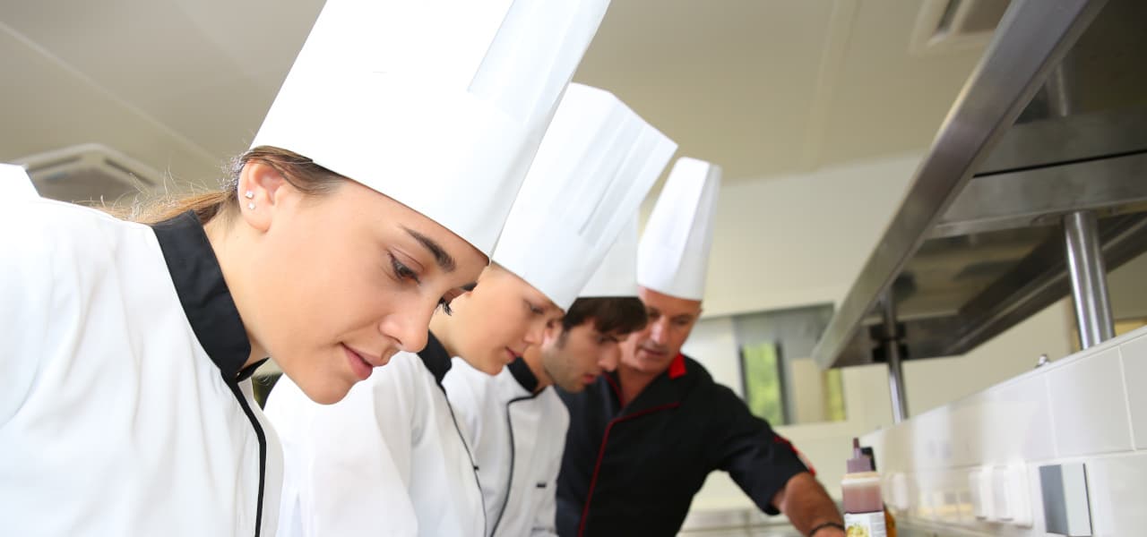 Gastro | Motiv ©goodluz - stock.adobe.com | © stock.adobe.com, Juli 2021 A Küche Gastronomie 1 Header (jpg) | Motiv ©goodluz - stock.adobe.com | © stock.adobe.com, Juli 2021