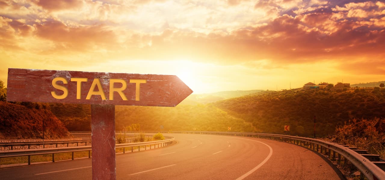 Gründung | Motiv ©Sondem - stock.adobe.com | © stock.adobe.com, Dezember 2020 Ein verwittertes Straßenschild mit der Aufschrift "Start" im Sonnenuntergang. | Motiv ©Sondem - stock.adobe.com | © stock.adobe.com, Dezember 2020