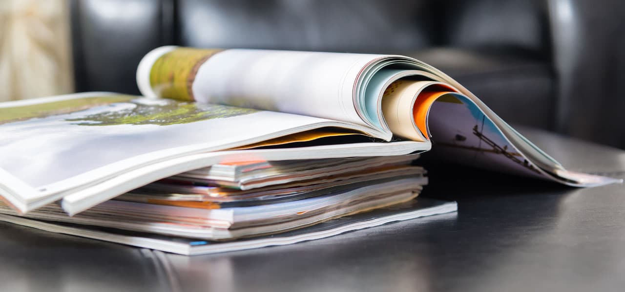A Header Zeitschrift 1(jpg) | Motiv ©Federico Rostagno - stock.adobe.com | © stock.adobe.com, Januar 2021 Ein Stapel Zeitschriften liegt auf einem Tisch. | Motiv ©Federico Rostagno - stock.adobe.com | © stock.adobe.com, Januar 2021