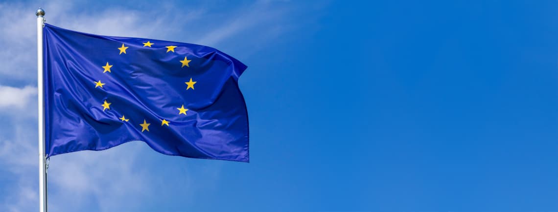 Zoll - E-Commerce Kleinsendungen aus Drittstaaten | Motiv ©rustamank - stock.adobe.com | © stock.adobe.com, März 2021 Europaflagge die im Wind weht mit leichten Wolken im Hintergrund | Motiv ©rustamank - stock.adobe.com | © stock.adobe.com, März 2021
