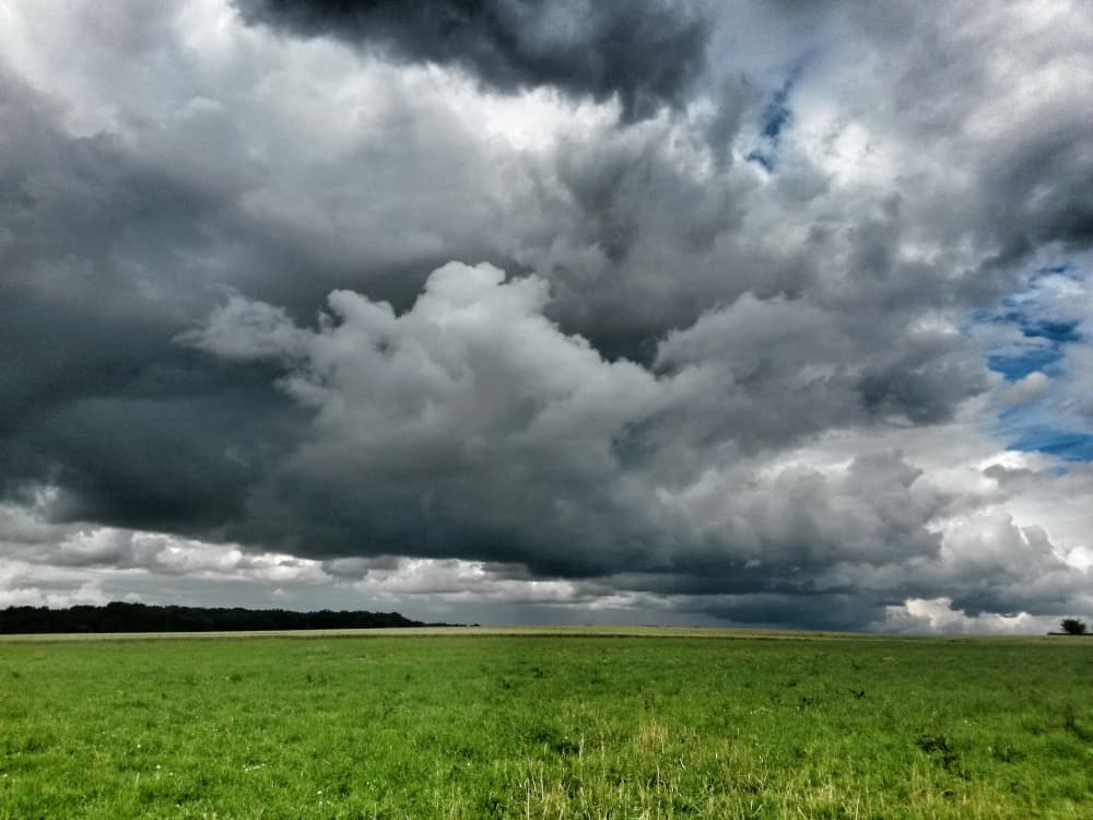 Wolken | Motiv ©shocky-stock.adobe.com | © stock.adobe.com, Oktober 2022 Düstere Gewitterwolken hängen über einem grünen Feld | Motiv ©shocky-stock.adobe.com | © stock.adobe.com, Oktober 2022