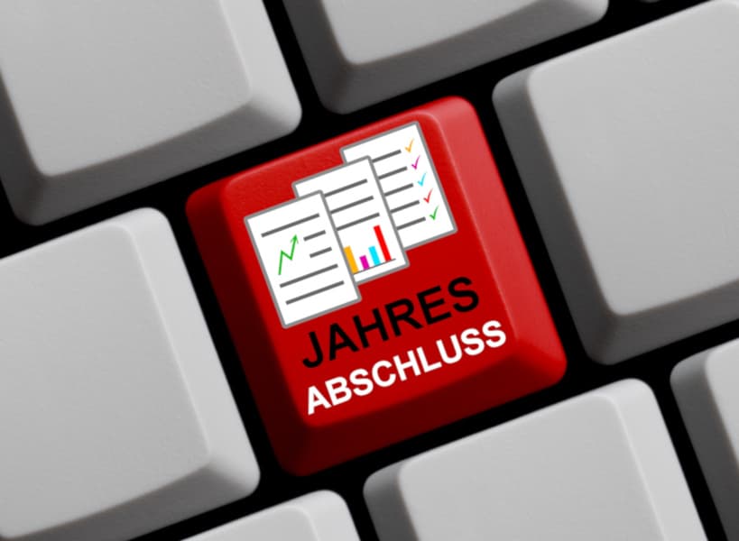 Endspurt für die Offenlegung der Jahresabschlüsse 2023: Ordnungsgeldverfahren vermeiden! | Motiv Jahreabschluss | © Adobe Stock - kebox, November 2022 Computertastertur mit roter Taste mit dem Wort "Jahresabschluss" | Motiv Jahreabschluss | © Adobe Stock - kebox, November 2022