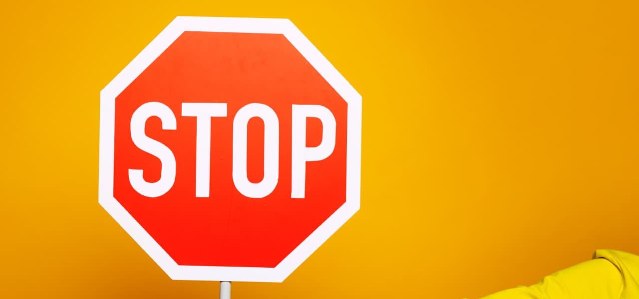 Stop | Motiv ©Maksym Povozniuk - stock.adobe.com | © stock.adobe.com, Juni 2023 Stoppschild vor gelbem Hintergrund. | Motiv ©Maksym Povozniuk - stock.adobe.com | © stock.adobe.com, Juni 2023