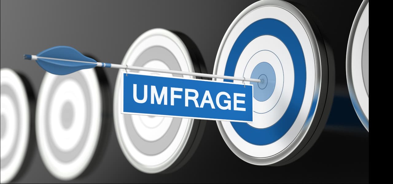 Umfrage | Motiv ©Coloures-Pic - stock.adobe.com | © stock.adobe.com, August 2023 Das Wort "Umfrage" hängt an einem Pfeil. Der Pfeil hat die Mitte einer Zielscheibe getroffen. | Motiv ©Coloures-Pic - stock.adobe.com | © stock.adobe.com, August 2023